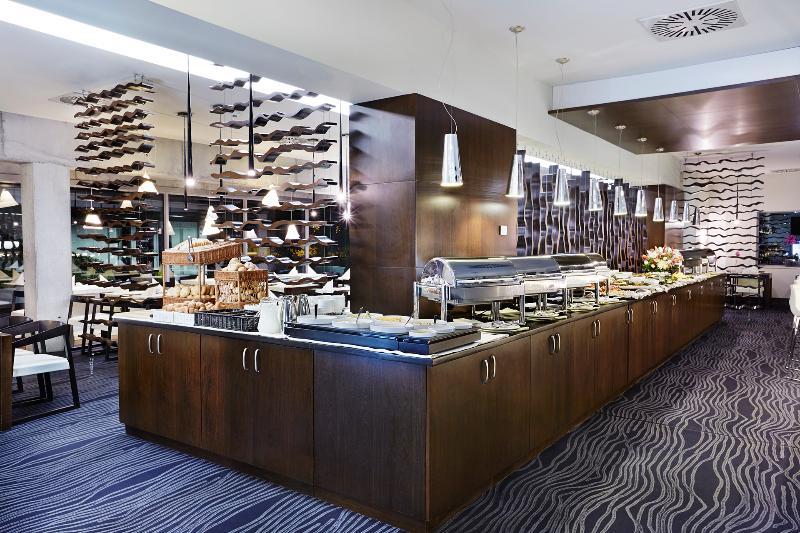 Royal Tulip Sand Колобжег Экстерьер фото The buffet at the lounge