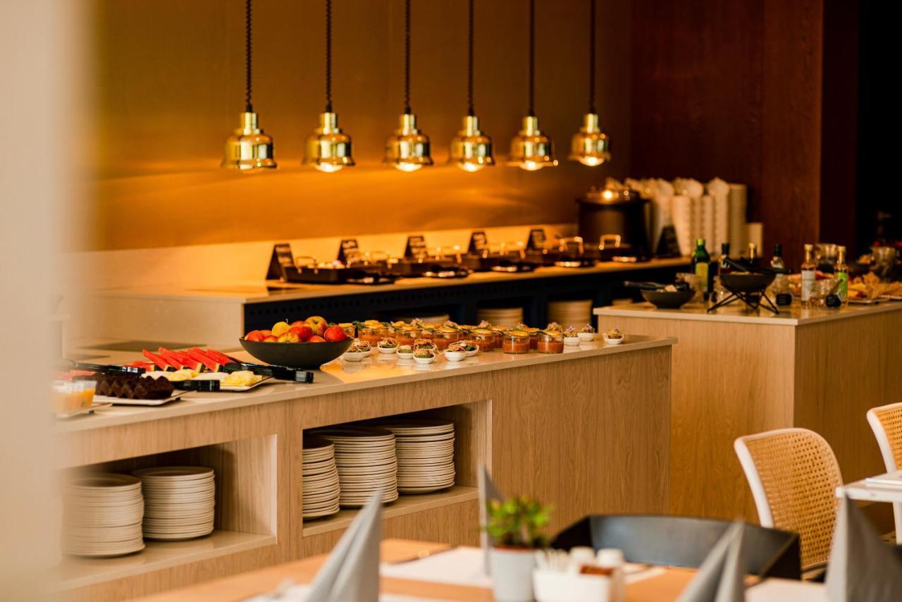 Royal Tulip Sand Колобжег Экстерьер фото The buffet at the lounge