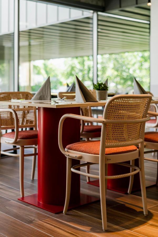 Royal Tulip Sand Колобжег Экстерьер фото Thonet chair