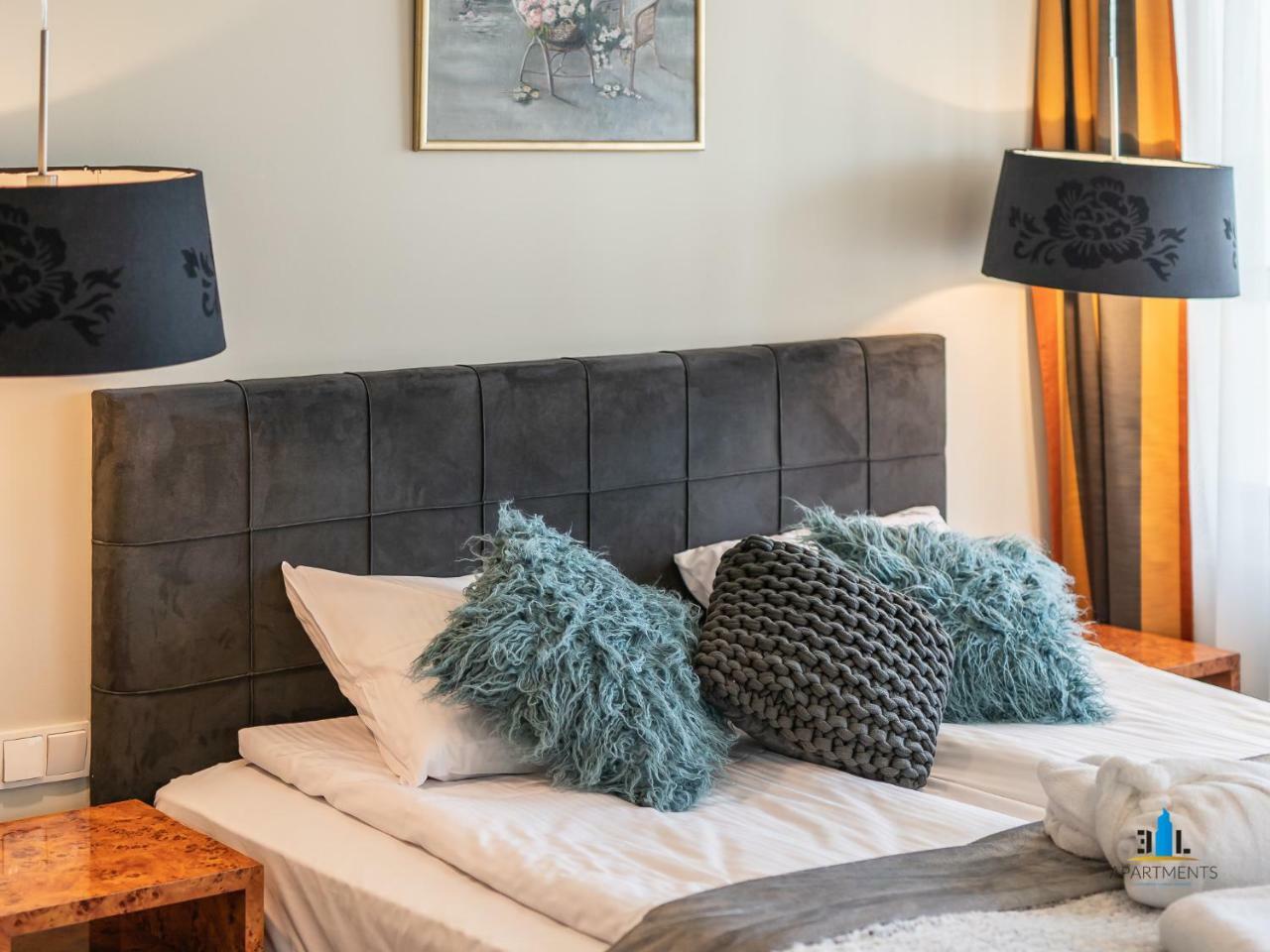 Royal Tulip Sand Колобжег Экстерьер фото A bed with a headboard